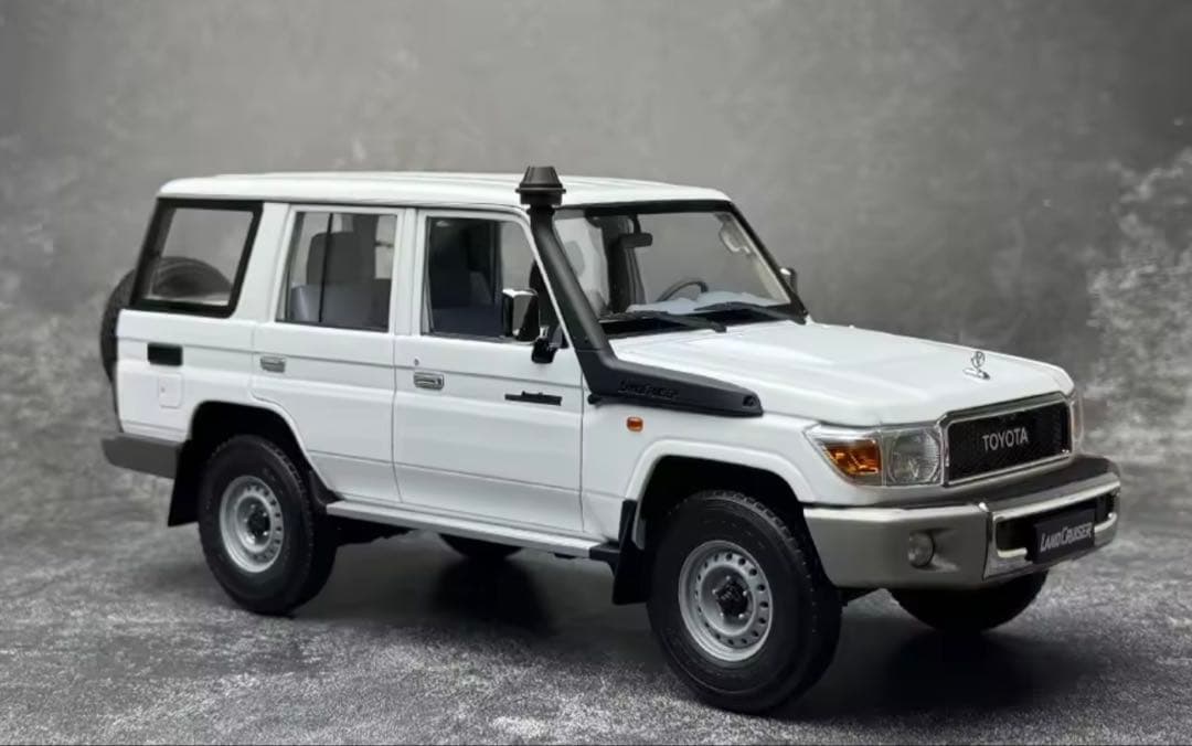 トヨタ ランドクルーザー 1/18スケールモデルミニカー