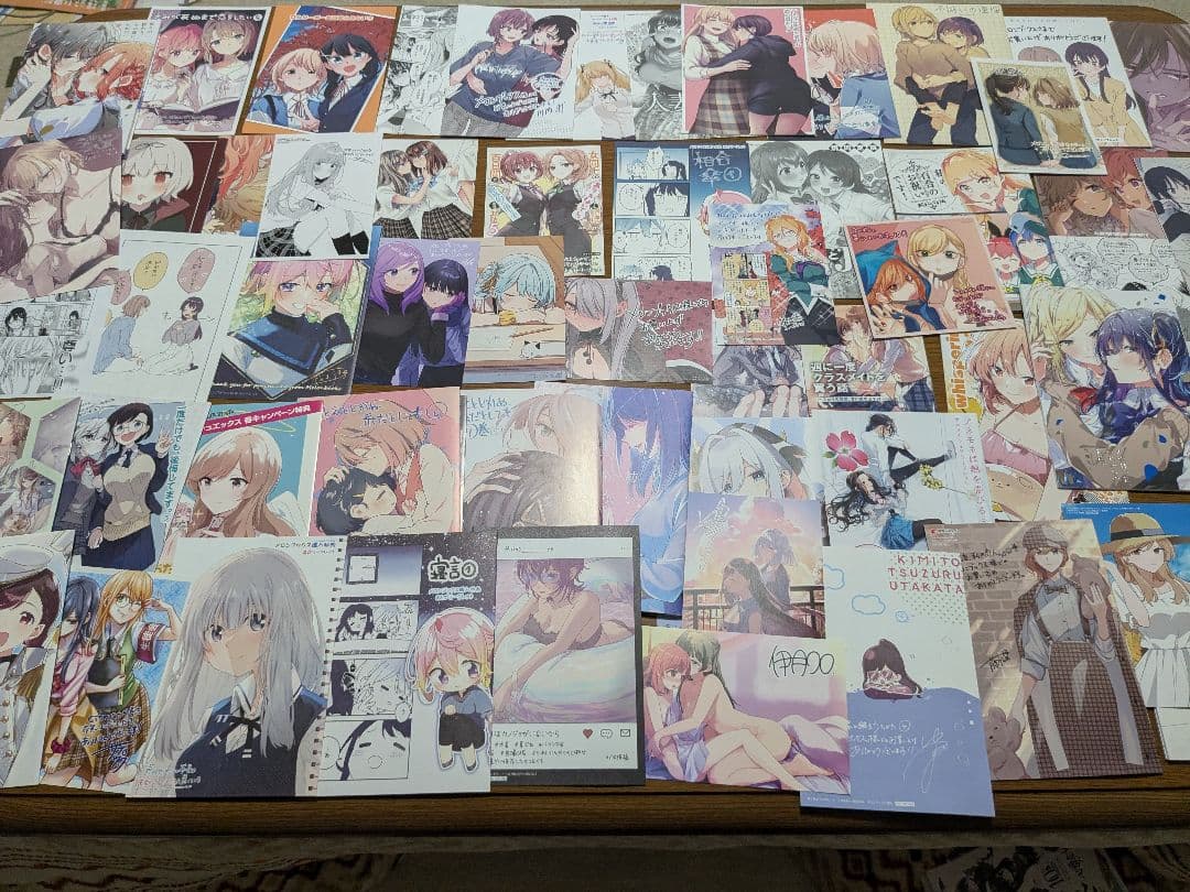 百合コミック。タペストリー、アクリルスタンド、小冊子、クリアファイルのセットです