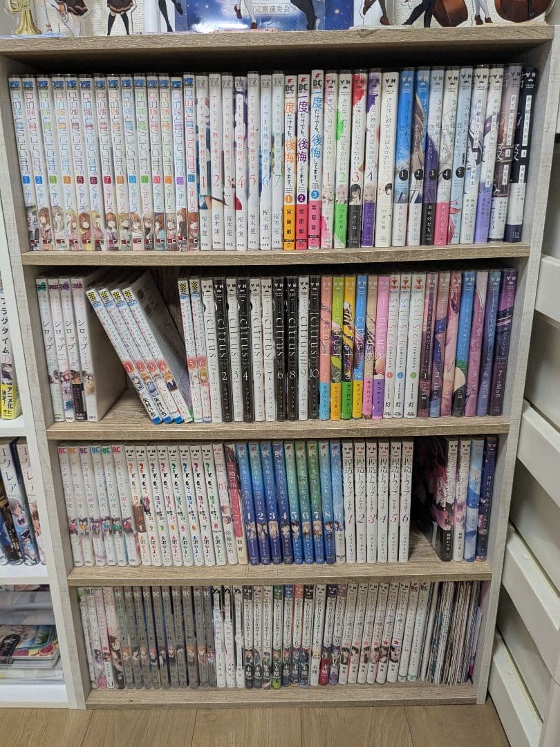 百合コミック。タペストリー、アクリルスタンド、小冊子、クリアファイルのセットです