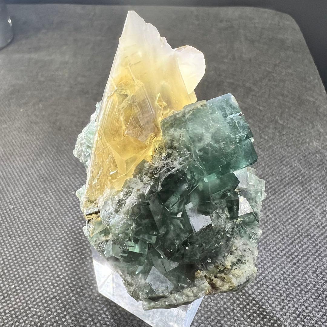 ヤオガンシャン産　カルサイト共生　ブルーグリーンフローライト　母岩あり