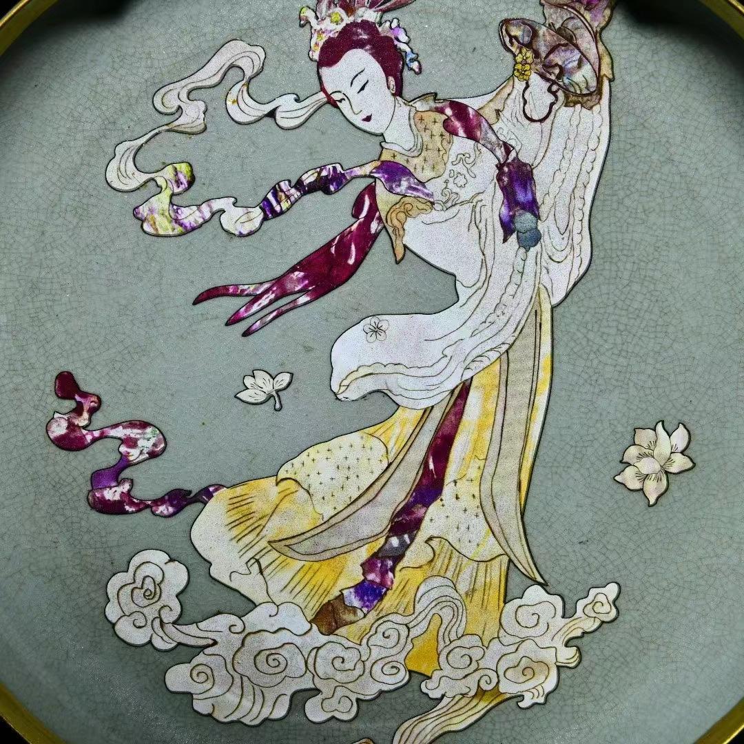 中国古美術・旧蔵の貝殻を鎏金で飾った陶磁器、侍女の文様が施された葵口洗・5x30