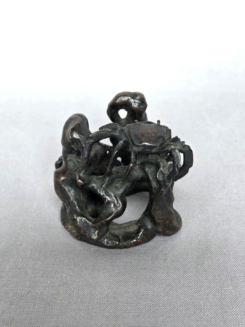 斑紫銅　岩蟹蓋置　本間琢斎作