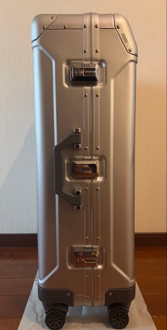 バッグ ZERO HALLIBURTON Geo Aluminum 3.0 83L