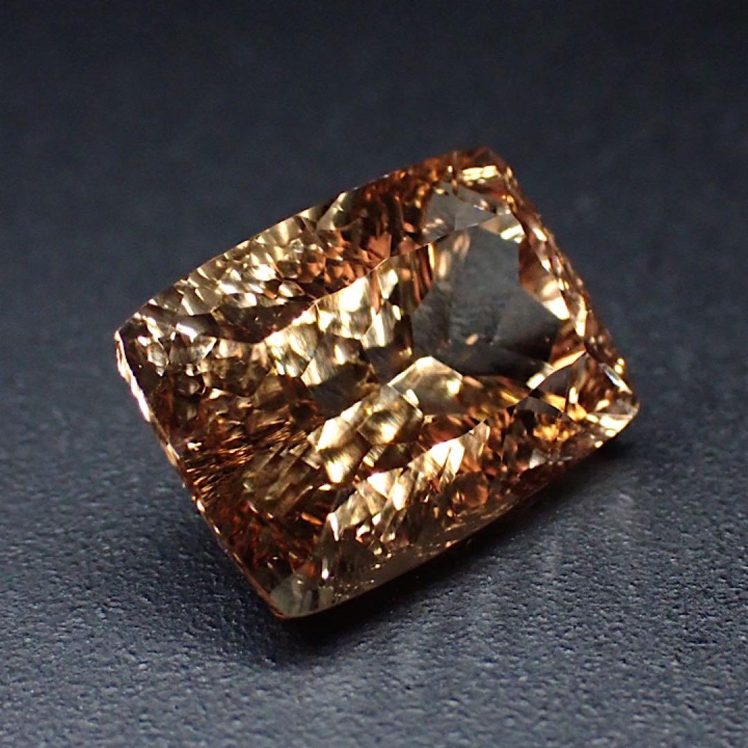 【ブラジル産】シャンパンカラートパーズ