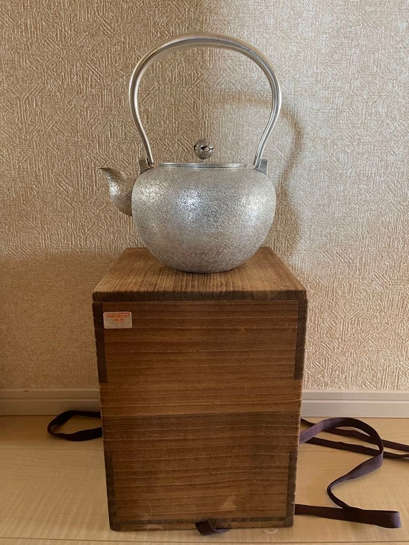 純銀保証　純銀製槌目湯沸1091g 銀瓶　桐箱　刻印あり　急須　茶壺　茶道具鉄瓶