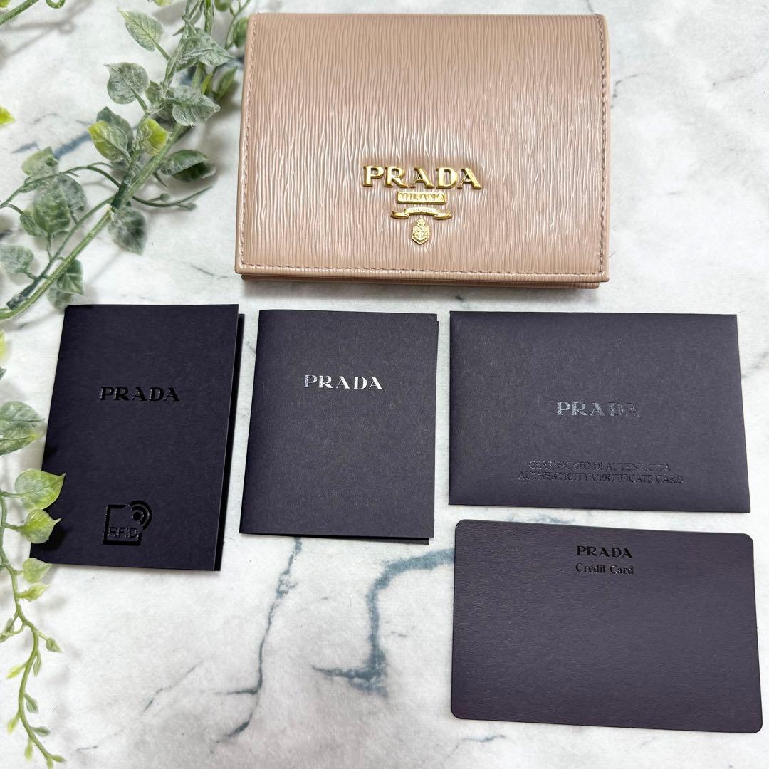 【美品】PRADA 二つ折り財布 ロゴ金具 サフィアーノレザー ベージュピンク