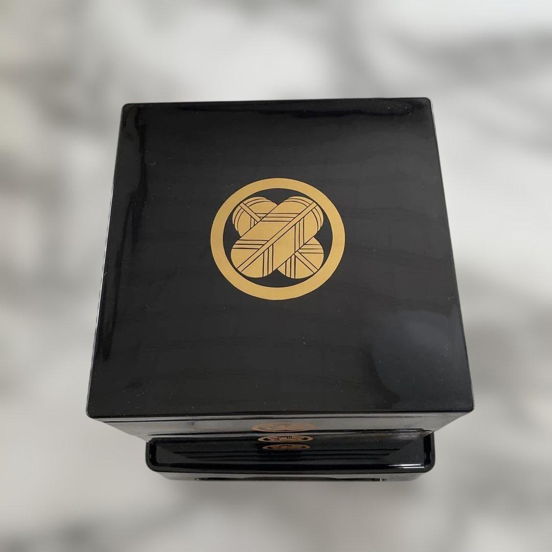 未使用　漆塗り重箱 黒 赤内側 金色紋様　丸に違い鷹の羽