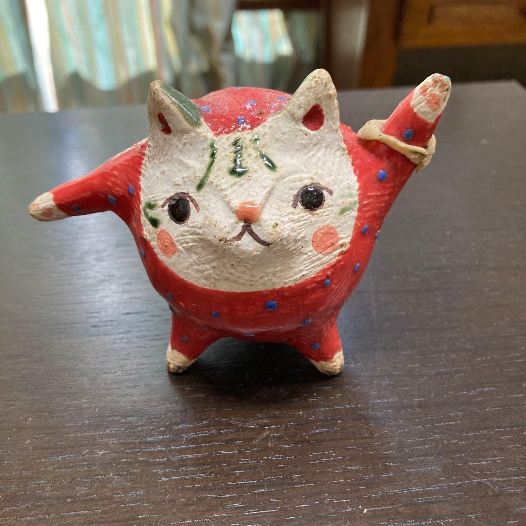 赤い猫の陶器フィギュア　小室幸雄さん