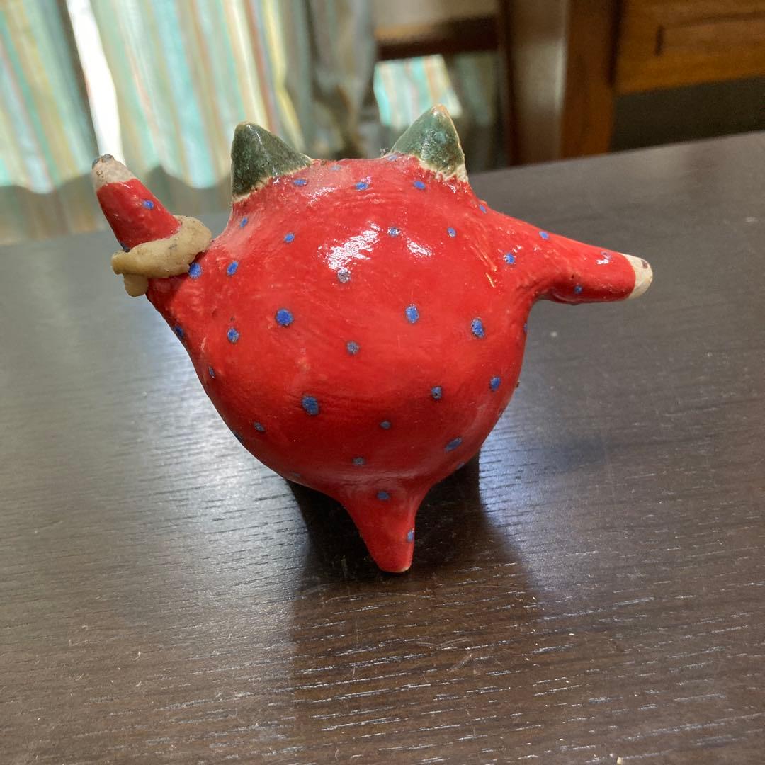 赤い猫の陶器フィギュア　小室幸雄さん