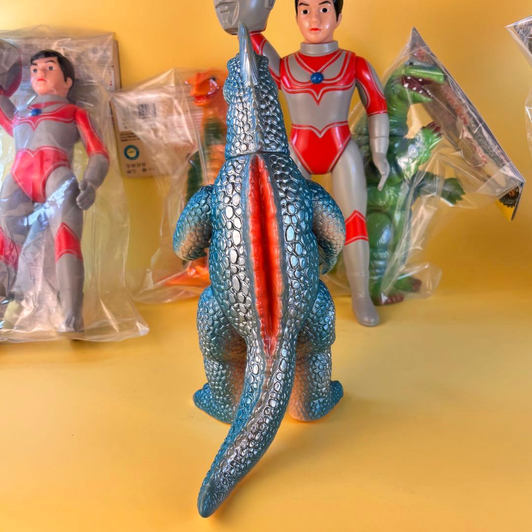 ゆ*ん様 ブルマァクの怪獣シリーズ★アーストロン Gカラー 帰ってきたウルトラマ