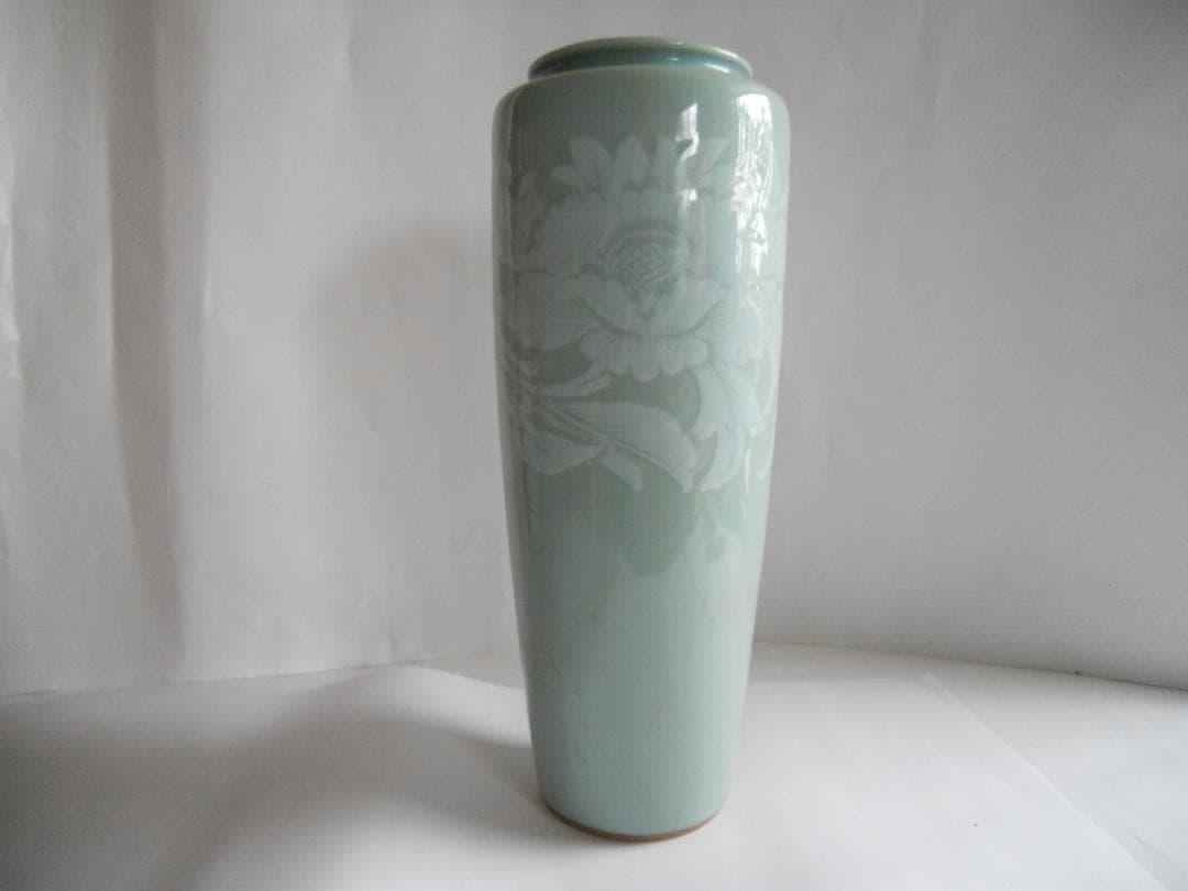 青磁 陽刻模様 青磁堀 造 牡丹画 花瓶 です。