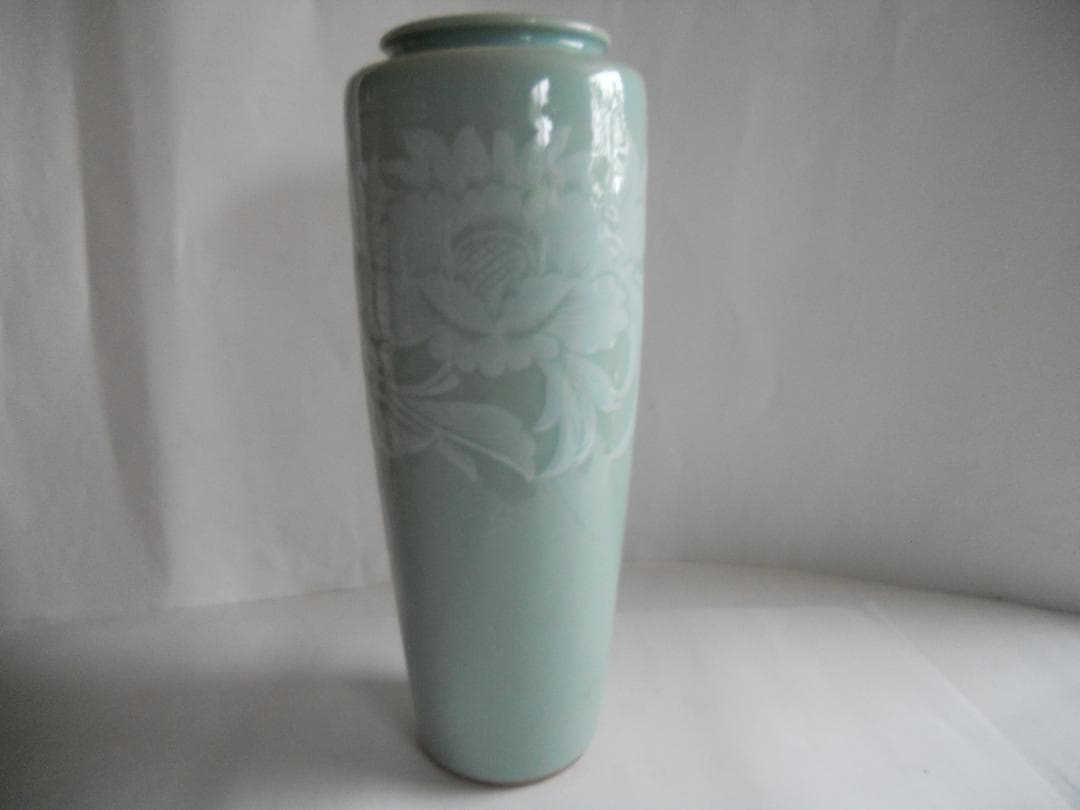 青磁 陽刻模様 青磁堀 造 牡丹画 花瓶 です。