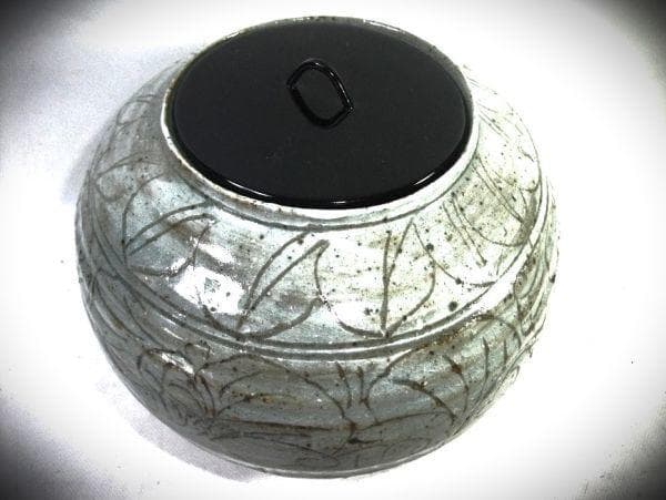 青釉 花模様 水指 陶器 信楽焼 青磁 唐草彫 水指 中郷窯 銘「郷」茶道具