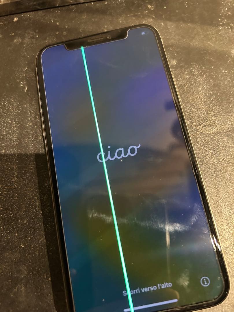 Apple iPhone X シルバー　画面に縦線あり