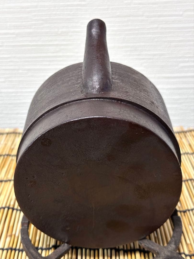 未使用品、供箱等付属品付　水沢鋳物工業協同組合販売　肩衝糸目　１２型　南部鉄瓶