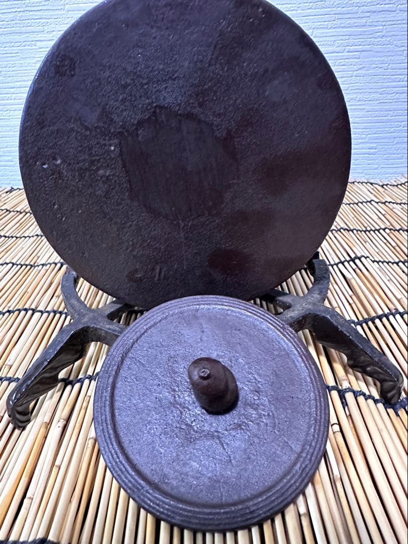 未使用品、供箱等付属品付　水沢鋳物工業協同組合販売　肩衝糸目　１２型　南部鉄瓶