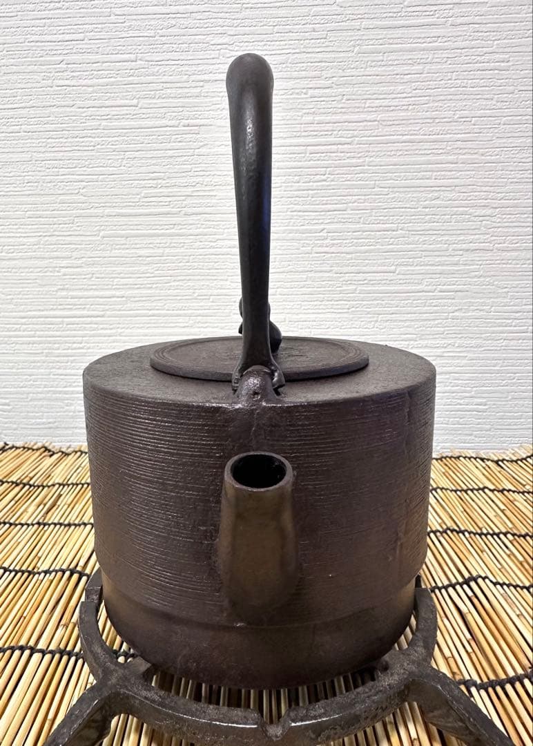 未使用品、供箱等付属品付　水沢鋳物工業協同組合販売　肩衝糸目　１２型　南部鉄瓶