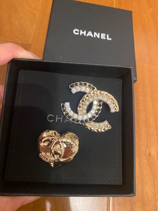 CHANEL ブローチ　CHANELマークの方のみ