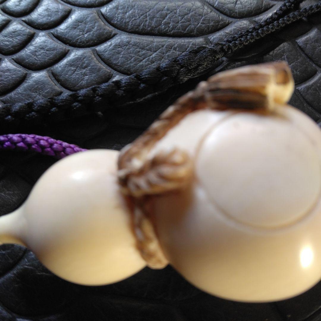 天然素材牙彫刻ひようたん根付けシルクの紐付き＊＊＊