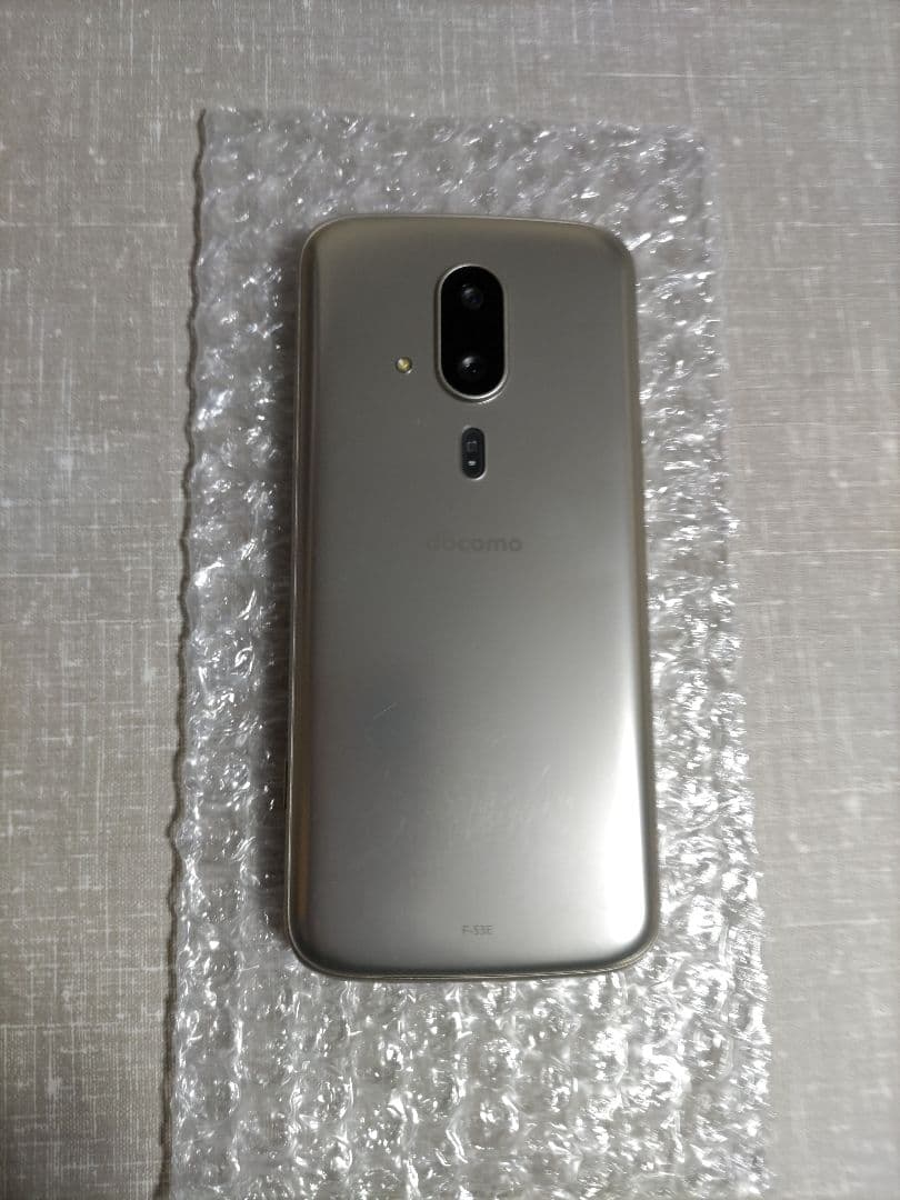 らくらくスマートフォン F-53E ゴールド 新品ケース、フィルム付き