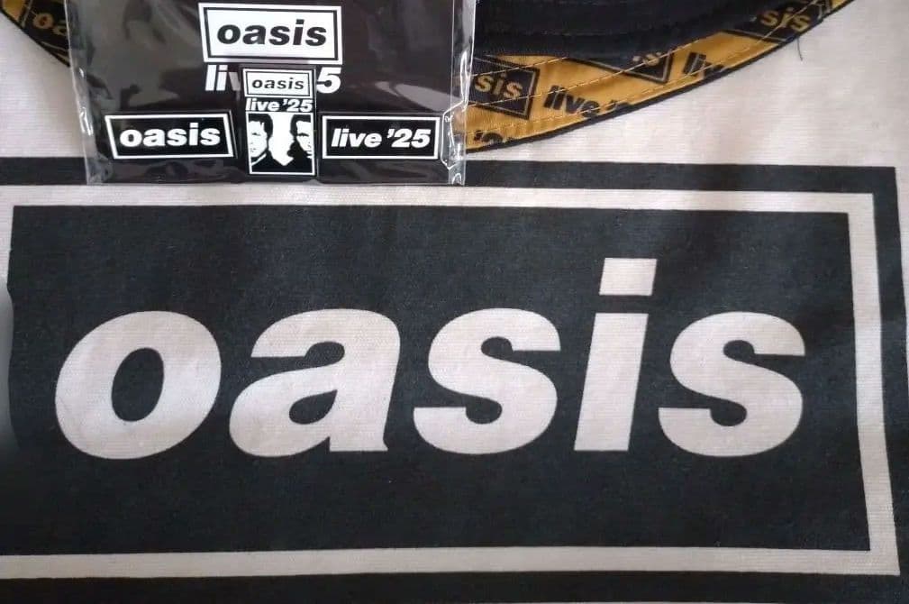 【oasis】Live'25 イギリスツアー公式グッズ(トートバッグ、バッチ)