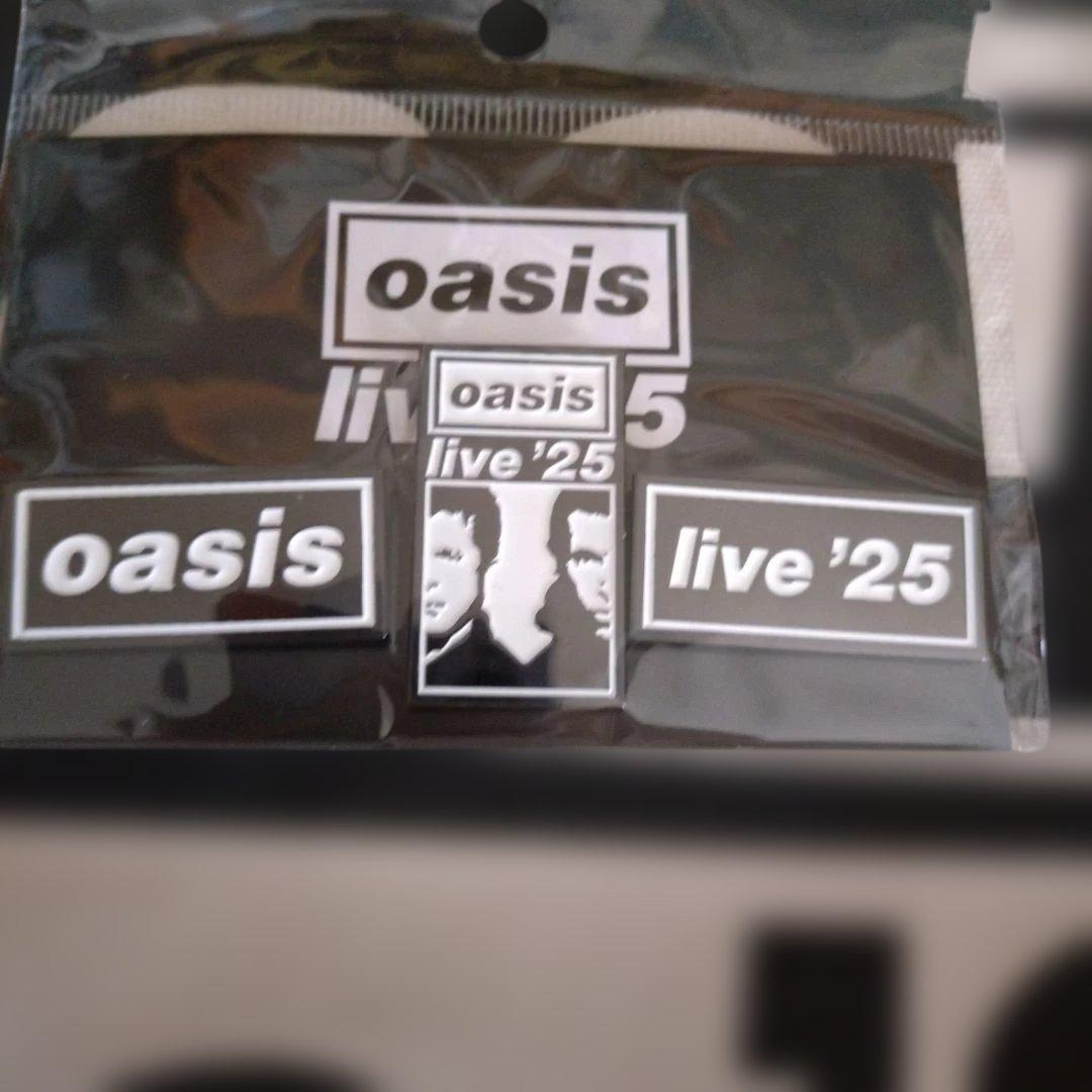 【oasis】Live'25 イギリスツアー公式グッズ(トートバッグ、バッチ)