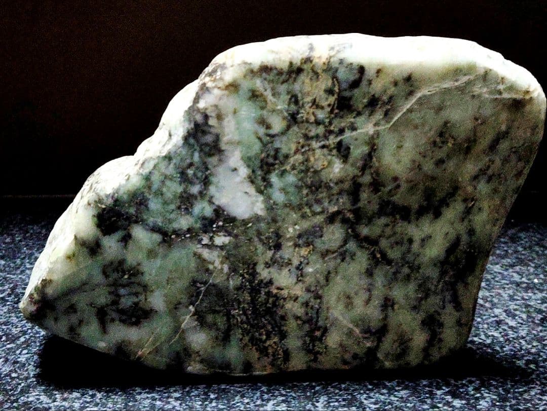 ★翡翠原石★青海川・硬玉【川ズレ・カット677ｇ】