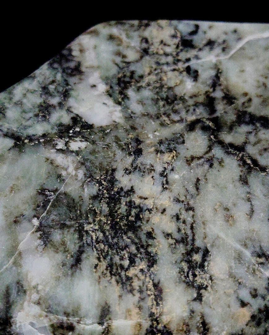 ★翡翠原石★青海川・硬玉【川ズレ・カット677ｇ】