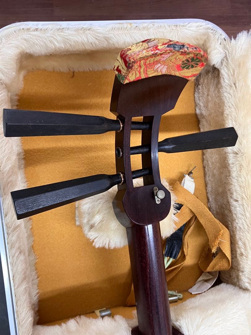 ①三味線 本体 伝統的和柄装飾付き 和楽器 付属品各種 ハードケース付