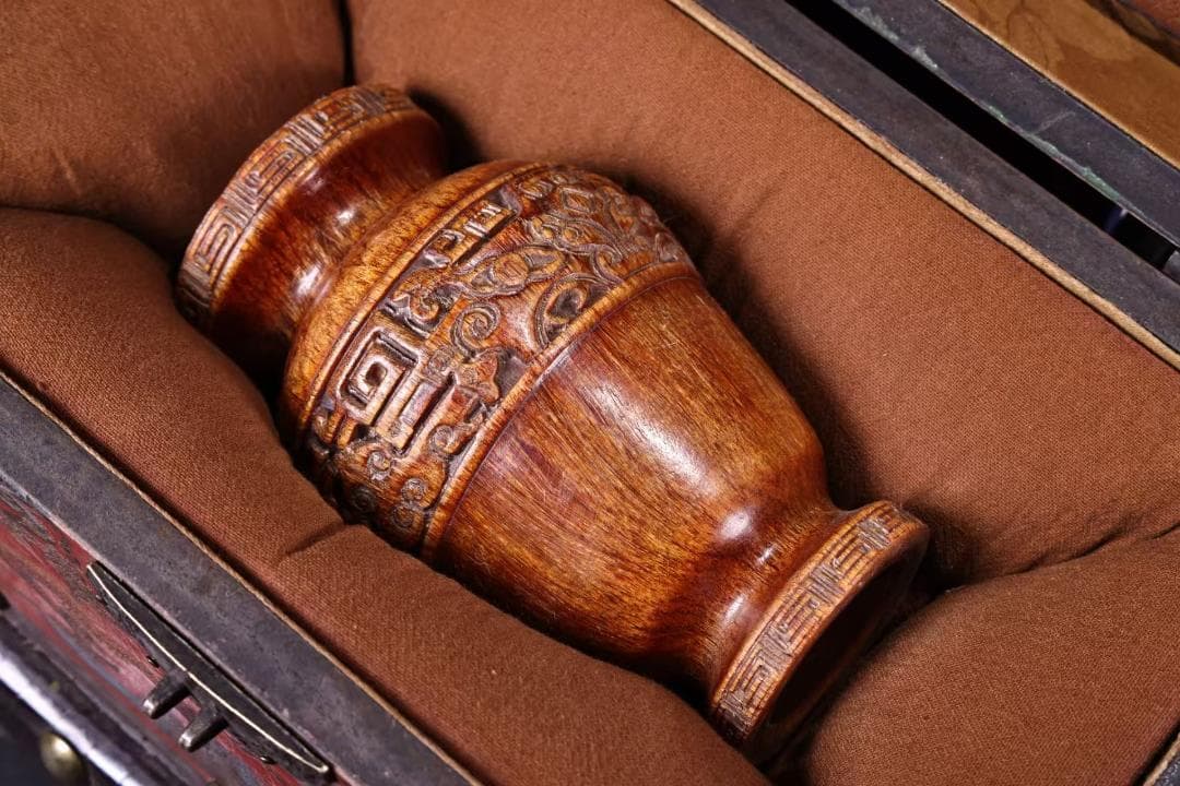 中国古美術『旧蔵 牛角花瓶』高浮彫鏨刻 老漆器箱付 極細工 置物 擺件 時代物