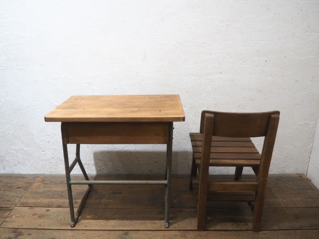 1323 ①ヴィンテージ　レトロな学校机と椅子　テーブル　イス　古家具　子供用