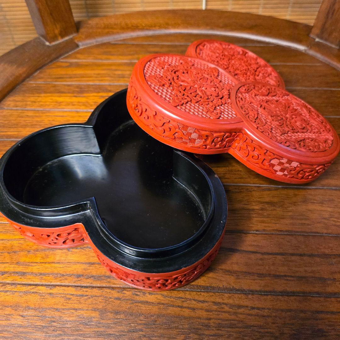 中国　堆朱彫 幾何地唐華唐草文 　三輪蓋物