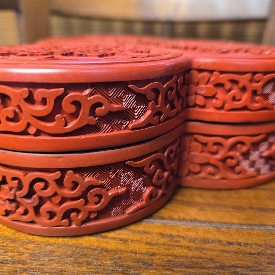 中国　堆朱彫 幾何地唐華唐草文 　三輪蓋物