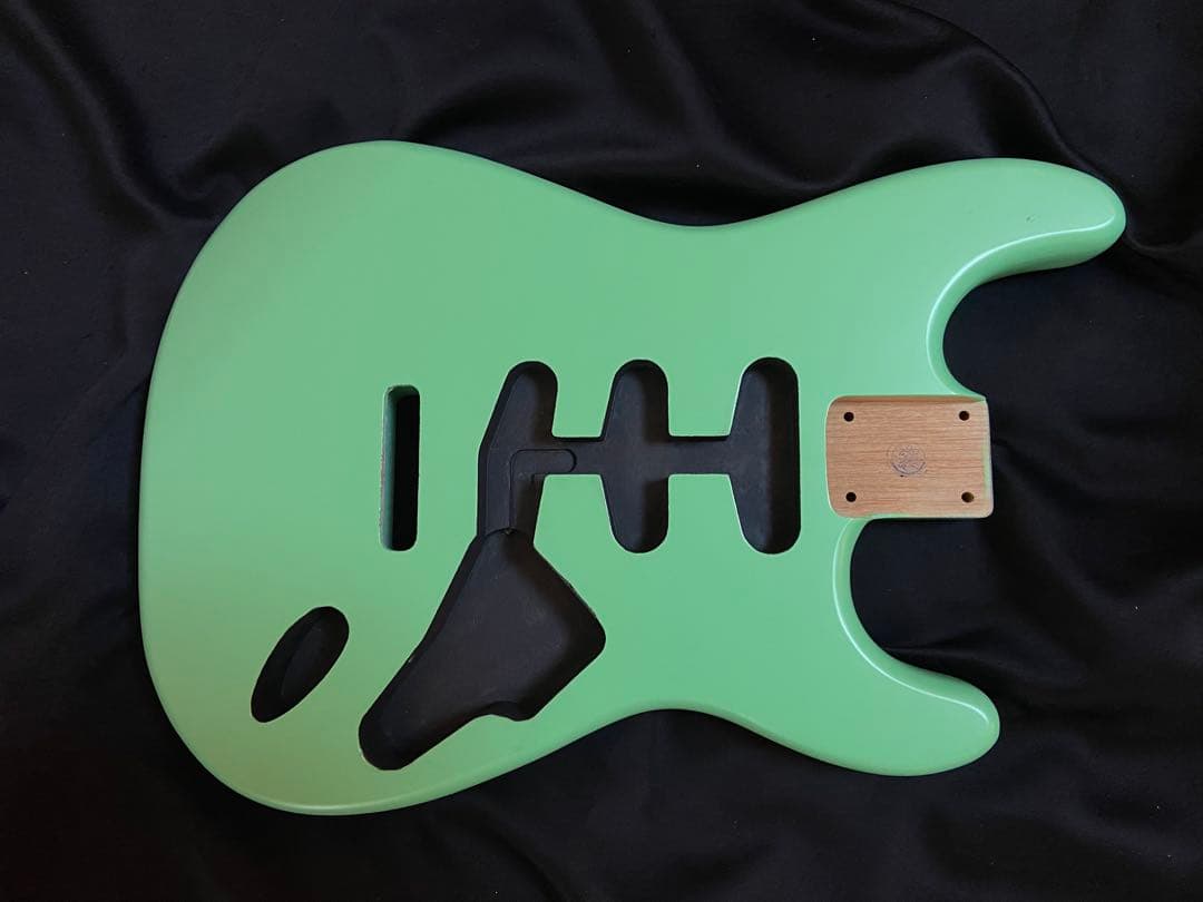 ストラトキャスターボディ（No2）SSSアルダーサテン塗装　サーフグリーンカラー