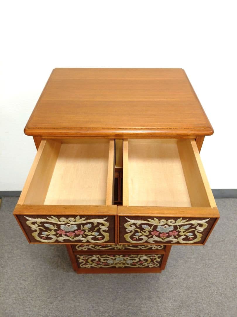 ヴィンテージ 木製タンス 刺繍装飾引き出し付き 刺繍 5段チェスト