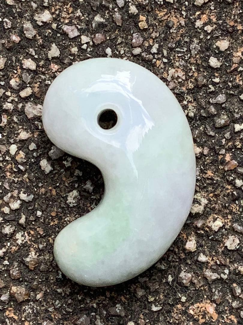 神様宿る✳氷の世界　糸魚川翡翠勾玉アイスジェイド　高額勾玉を卸し値段にて鑑別書付