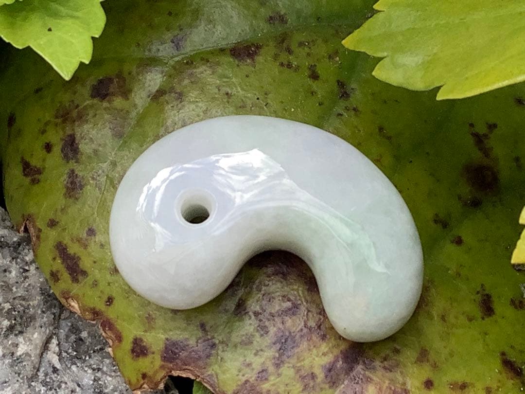 神様宿る✳氷の世界　糸魚川翡翠勾玉アイスジェイド　高額勾玉を卸し値段にて鑑別書付