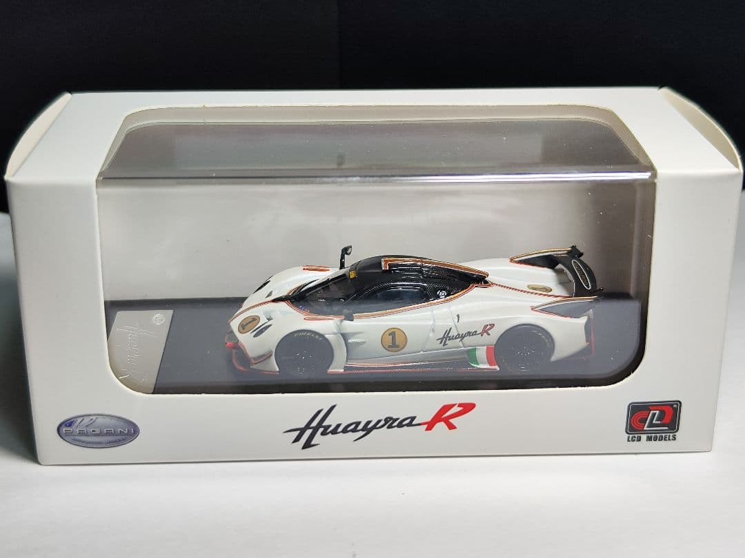 LCDモデル 1/64 PAGANI HUAYRA R