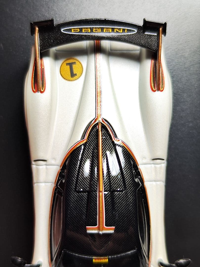 LCDモデル 1/64 PAGANI HUAYRA R