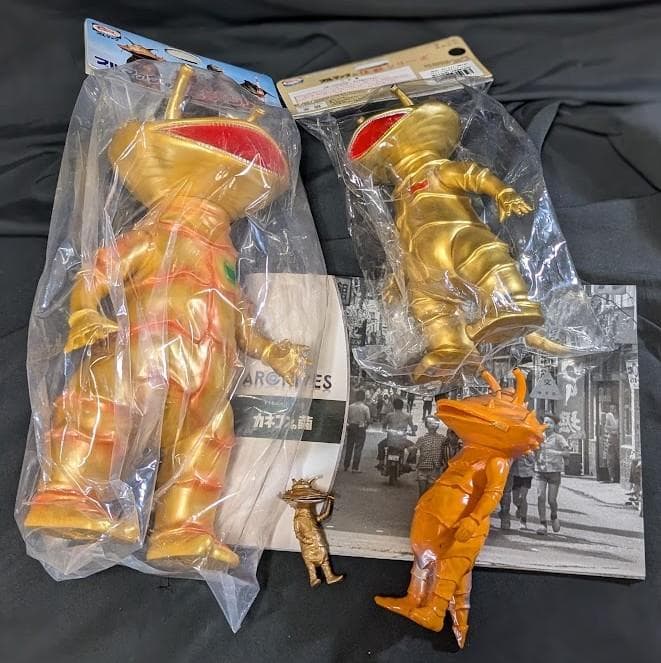 ジャイアントカネゴン＆ゴールド（ブルマァク復刻）未開封ソフビ他＋ビジュアル書籍