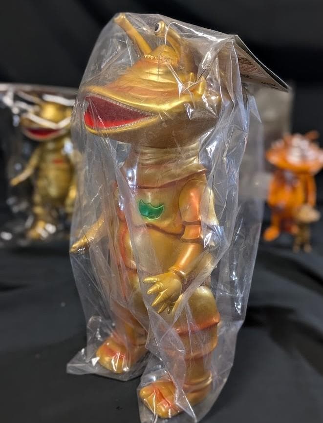 ジャイアントカネゴン＆ゴールド（ブルマァク復刻）未開封ソフビ他＋ビジュアル書籍