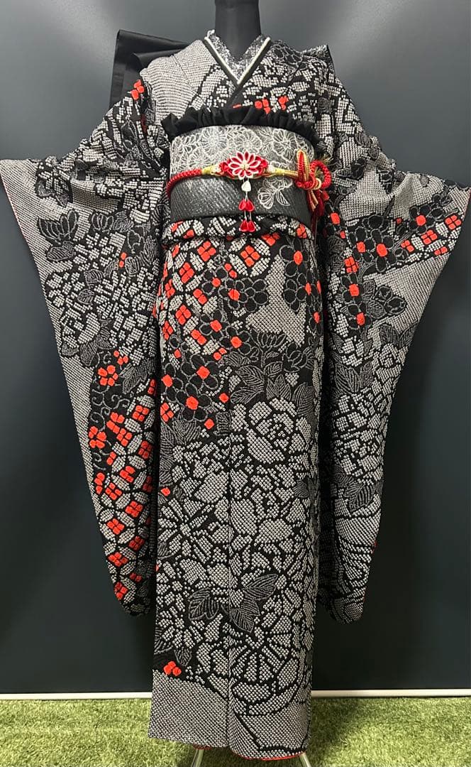 ぴよママ 黒の総絞りにレトロモダンな赤の小花　豪華成人式振袖18点