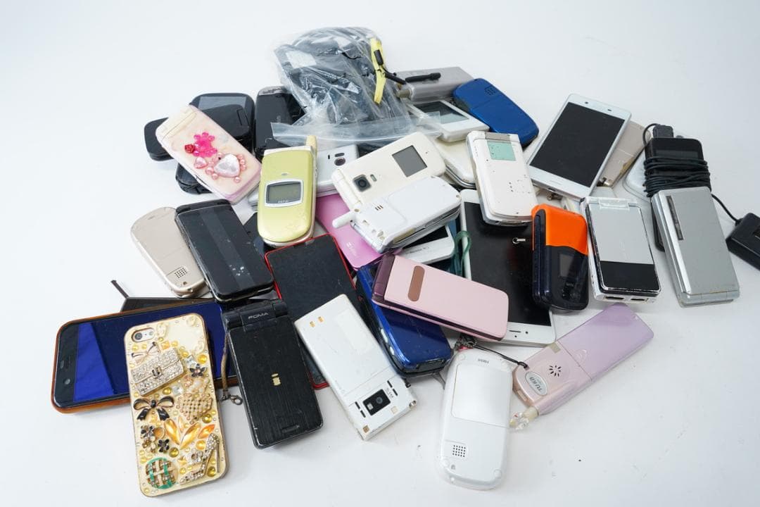 10.105-100▲ガラケー スマホ 大量まとめ売り ジャンク品 部品取りに