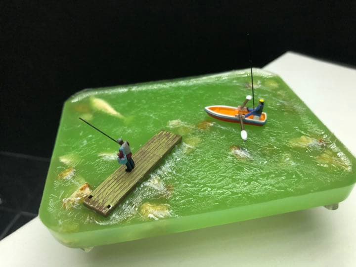 川辺の釣り人　手のひらジオラマ