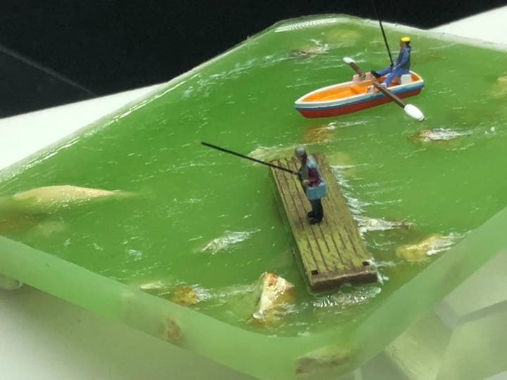 川辺の釣り人　手のひらジオラマ