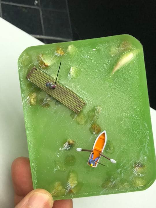 川辺の釣り人　手のひらジオラマ