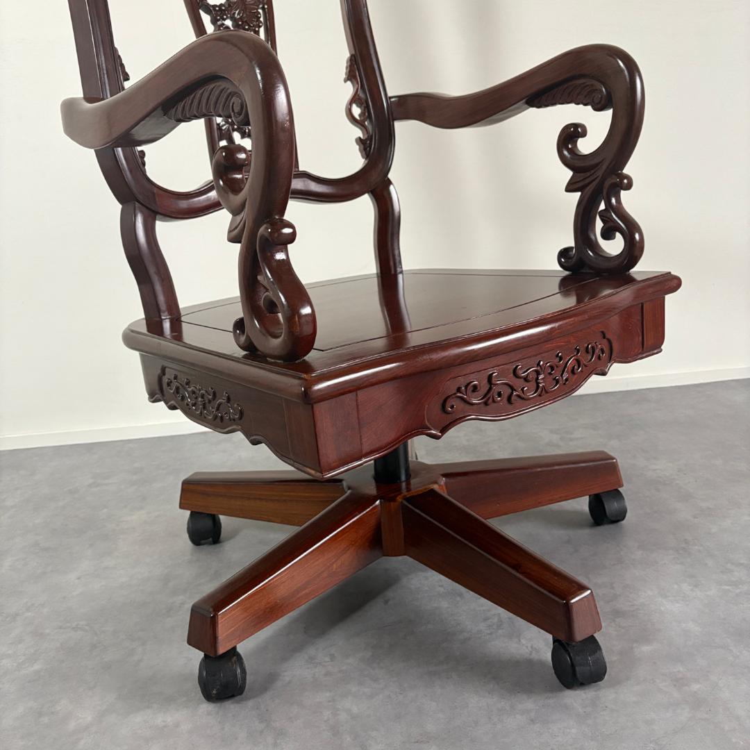 キャスター付き アンティーク調　透かし彫り チェア