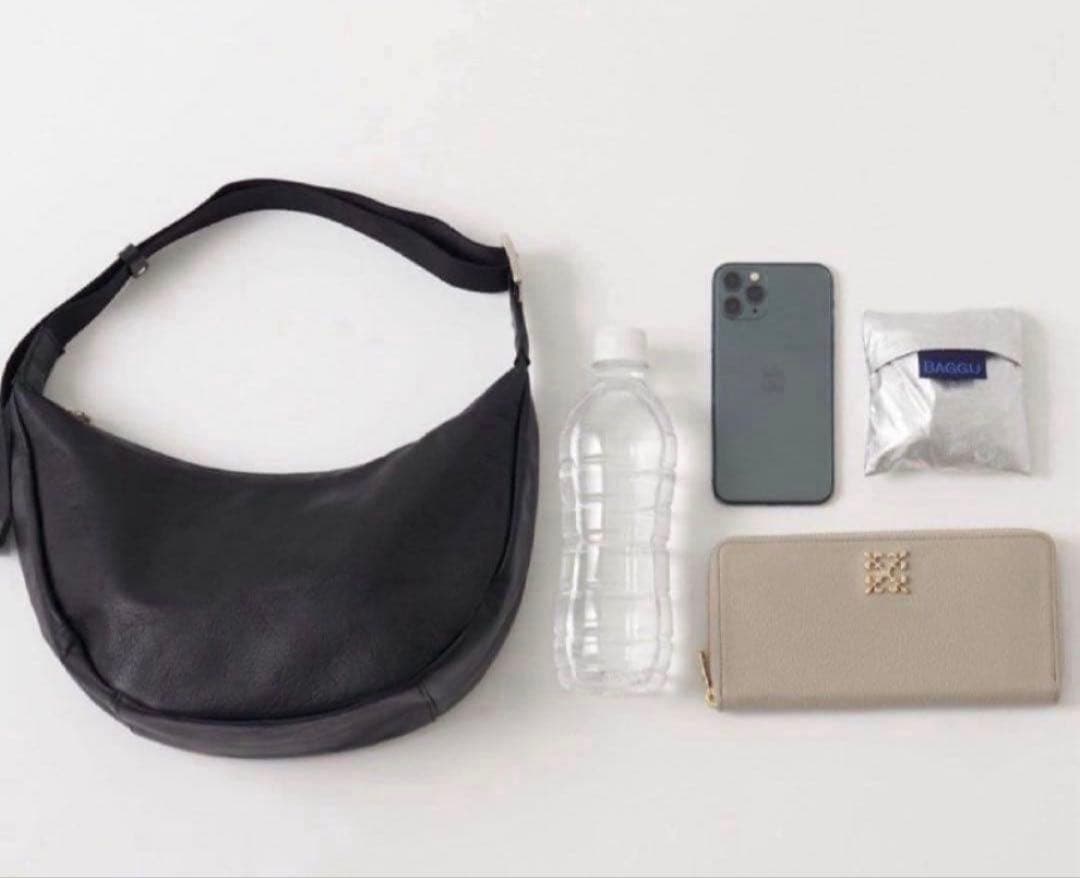 美品　russet ソフトレザーラウンドショルダーバッグ　ブラック