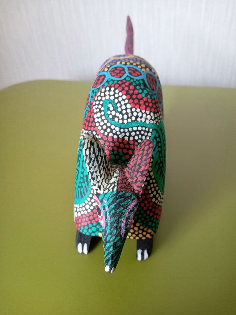 アレブリヘ　アルマジロ　木製置物