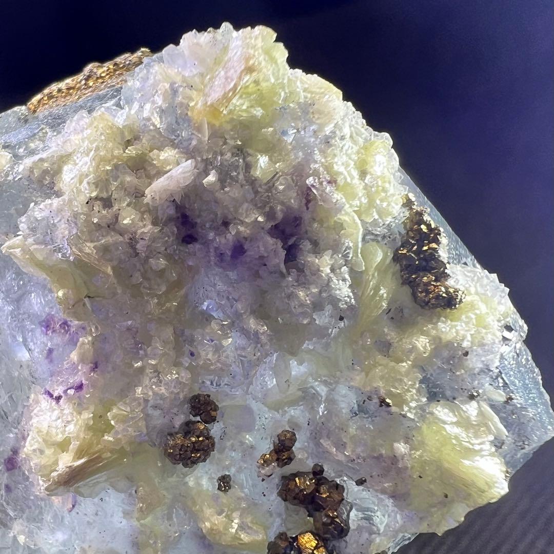 ヤオガンシャン産　パイライト、ドロマイト共生ライトブルーフローライト